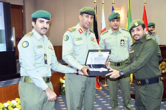 تكريم احد خريجي الدورات