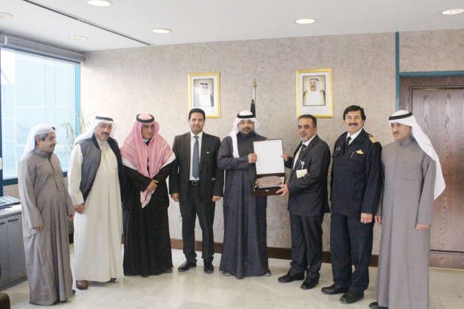 الشيخ يوسف العبدالله مع وفد من شركة نفط الكويت والمتطوعين المتقاعدين﻿