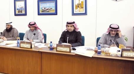 دخليل عبدالله ودعودة الرويعي وفيصل الدويسان وحمود الحمدان اثناء اجتماع اللجنة