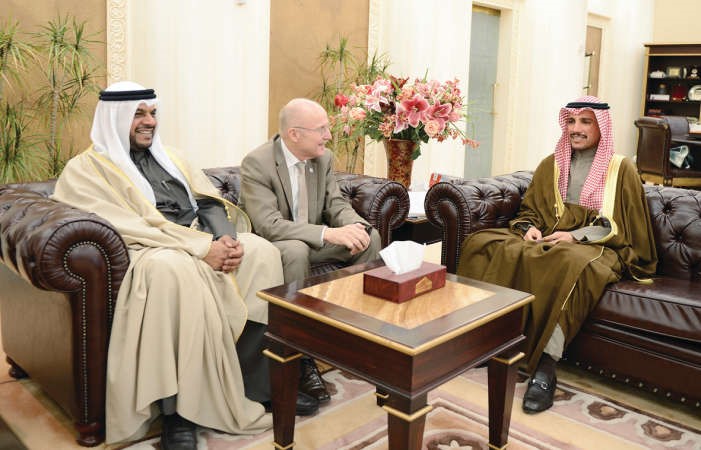الرئيس الغانم وويلفريد ليمكي والشيخ احمد المنصور