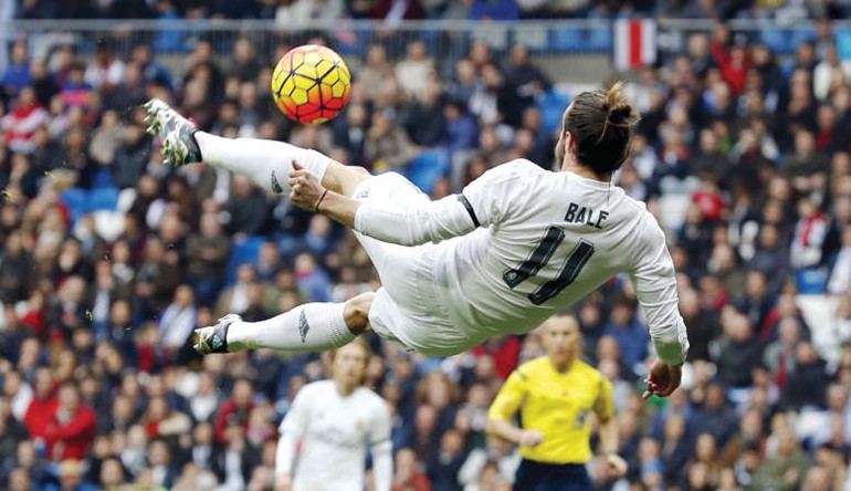 نجم ريال مدريد غاريث بايل يحول الكرة بطريقة فنية صوب مرمى رايو فايكانو رويترز