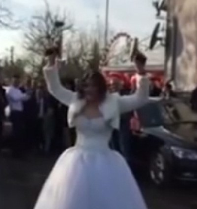 بالفيديو.. عروس تطلق النار من مسدسين في حفل زفافها