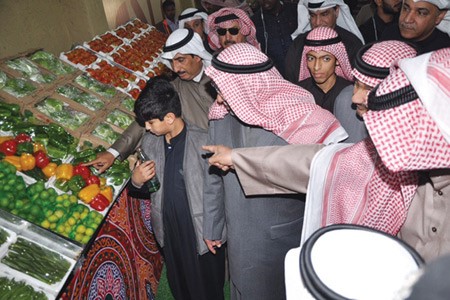 الشيخ علي الجراح متفقدا شبرة الخضار في قرية الموروث الشعبي عقب افتتاح جناح اتحاد المزارعين﻿