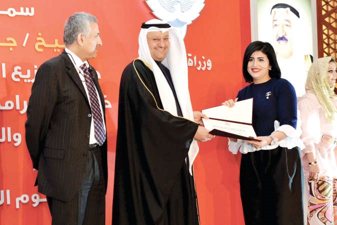 د العبيدي مكرما احدى الخريجات شانافاس قاسم