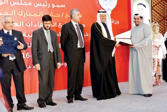 دعلي العبيدي مكرما احد الخريجين بحضور د ابراهيم هادي 