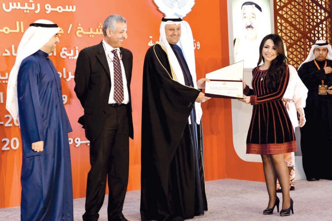 وخريجة اخرى تتسلم شهادتها