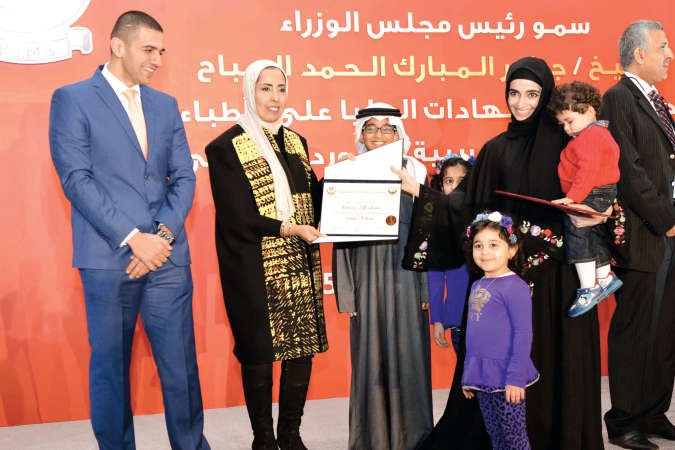 احدى الخريجات مع اسرتها