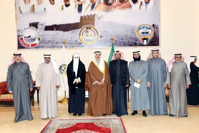 محافظ الجهراء الفريق مفهد الامير ودبرجس السلامة خلال تكريم افضل مريض ملتزم بالتعليمات