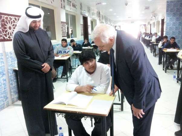 دبدر العيسى متحدثا مع احد الطلبة خلال جولته على لجان الاختبارات في منطقة الفروانية التعليمية﻿