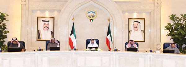 سمو رئيس مجلس الوزراء الشيخ جابر المبارك مترئسا جلسة امس ويبدو الشيخ صباح الخالد والشيخ محمد الخالد والشيخ خالد الجراح وانس الصالح﻿