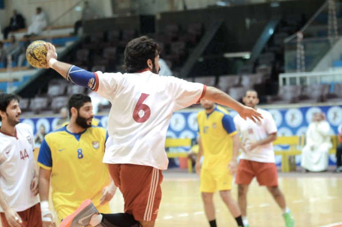 تصويبة من الطرف الايمن للاعب النصر مطلق مشعل 