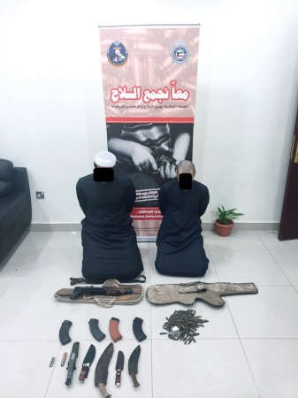 المواطنان وامامهما المضبوطات قبل الاحالة الى النيابة 
