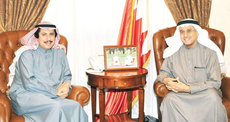 مستشار العاهل البحريني لشؤون الاعلام نبيل الحمر مستقبلا عميد السلك الديبلوماسي السفير الشيخ عزام الصباح 