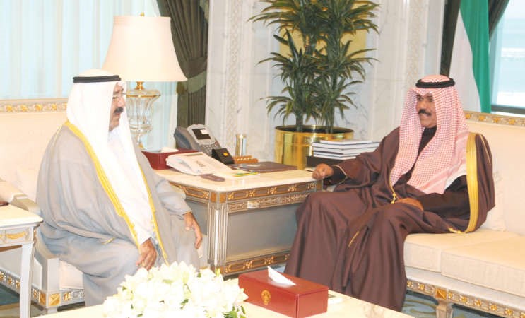 سمو نائب الامير وولي العهد الشيخ نواف الاحمد مستقبلا الشيخ ناصر صباح الاحمد