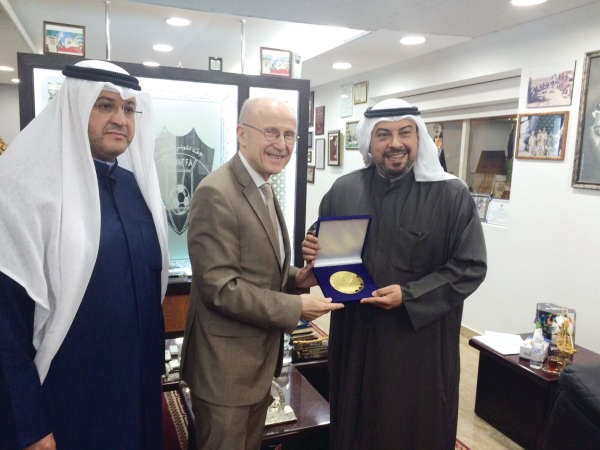 الفهد يهدي ليمكي درعا تذكارية ويبدو رئيس الاتحاد الدولي للبولينغ الشيخ طلال المحمد
