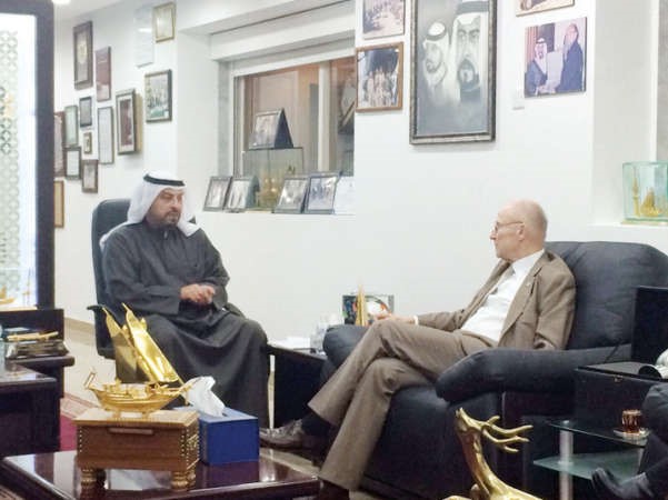 رئيس اللجنة الاولمبية الشيخ طلال الفهد في حديث مع الامين العام المساعد لشؤون الرياضة للتطوير والسلام بالامم المتحدة ويلفريد ليمكي
