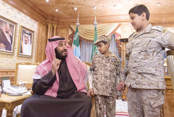 صاحب السمو الملكي الامير محمد بن سلمان ولي ولي العهد النائب الثاني لرئيس مجلس الوزراء وزير الدفاع السعودي خلال لقائه ابناء الشهيد العقيد عبدالله السهيانالعربية نت
