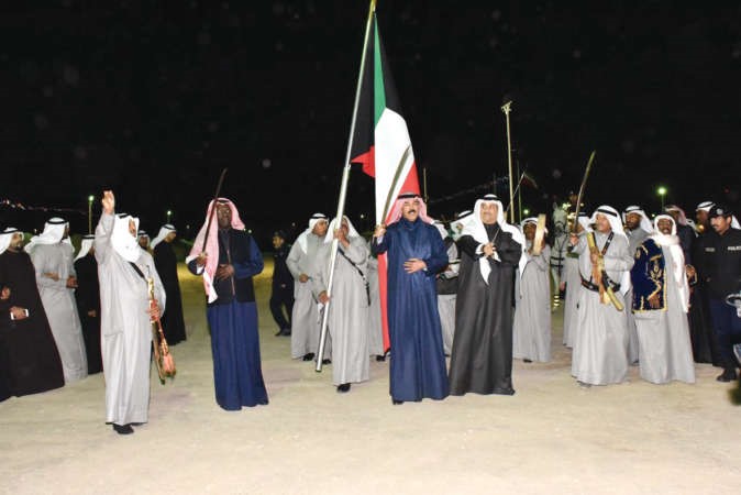 الشيخ محمد الخالد يؤدي العرضة لدى افتتاح المخيم الربيعي لوزارة الداخلية ﻿