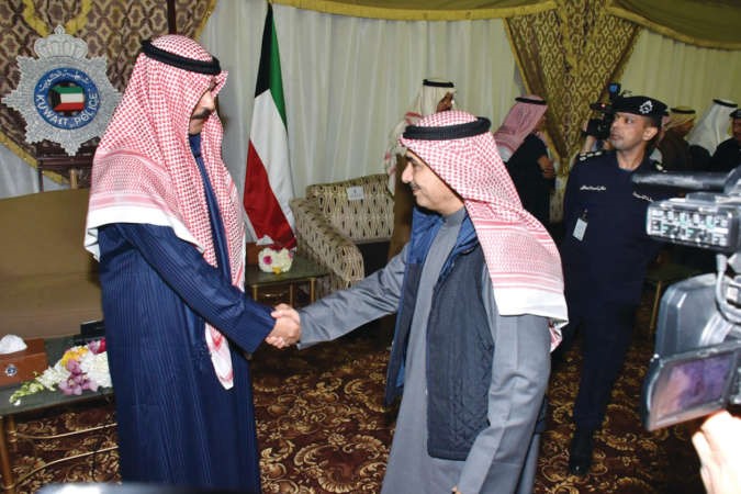 الشيخ محمد الخالد مصافحا اللواء فراج الزعبي	انور الكندري﻿
