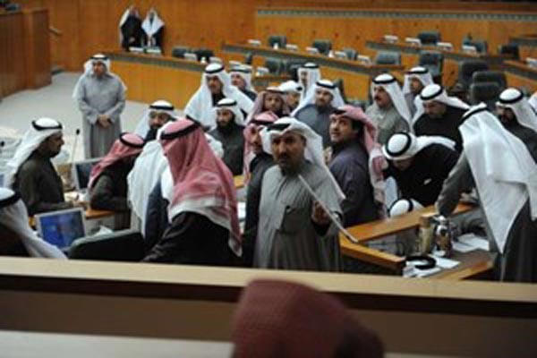 رئيس مجلس الامة مرزوق الغانم في قاعة المجلس مع النواب للاطمئنان على حالة الفضل ﻿