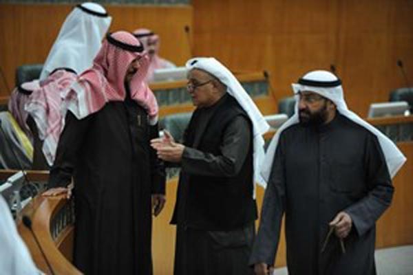 الشيخ محمد الخالد يستمع لحديث الراحل الفضل ويبدو دعلي العمير ﻿