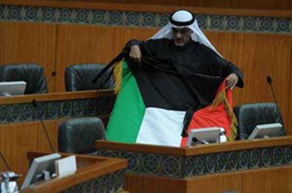 دخليل عبدالله يضع علم الكويت على كرسي الفضل ﻿