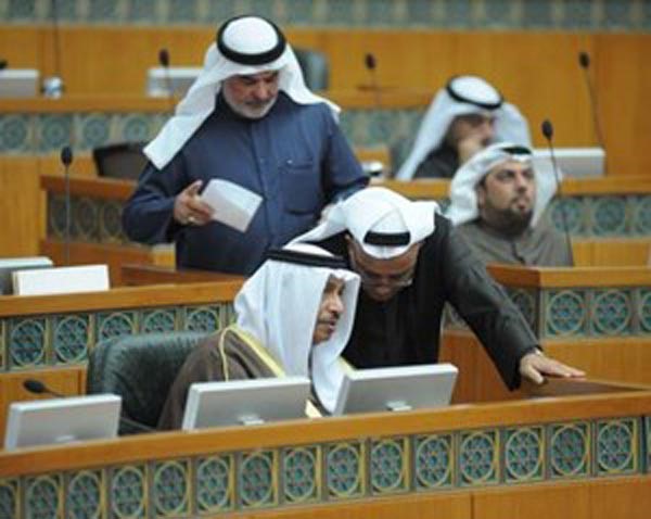 سمو رئيس الوزراء الشيخ جابر المبارك يستمع لحديث الفضل اثناء سير الجلسة امس هاني الشمري ﻿