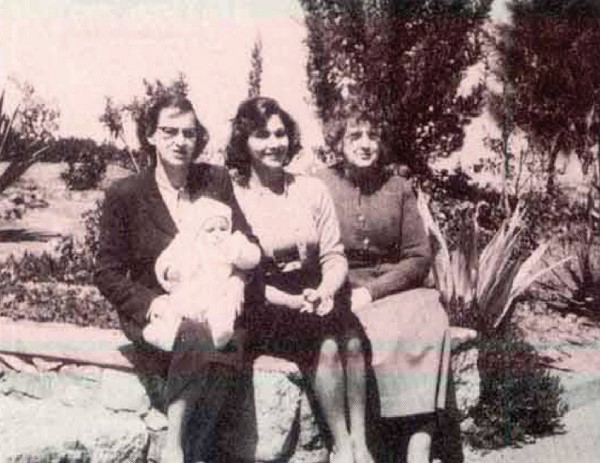 سوزان مبارك طفلة مع والدتها