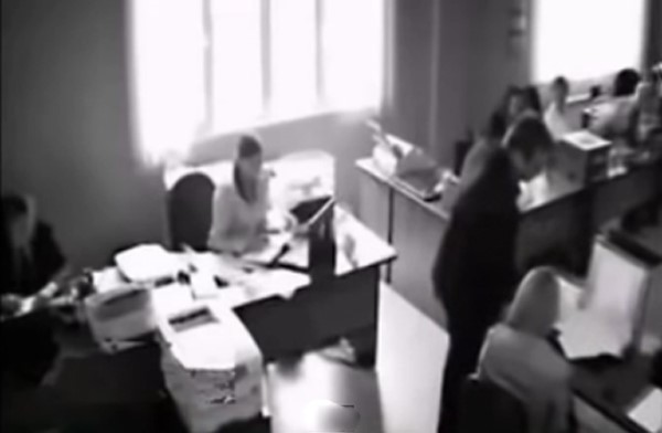 فيديو صادم.. موظفة شقراء تنتحر بالقفز من النافذة بكل هدوء بعدما وبخها مديرها