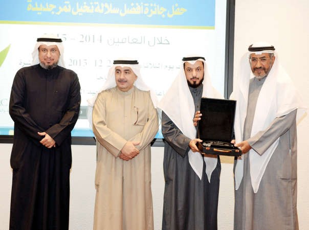 دناجي المطيري مكرما الفائز بالمركز الاول

