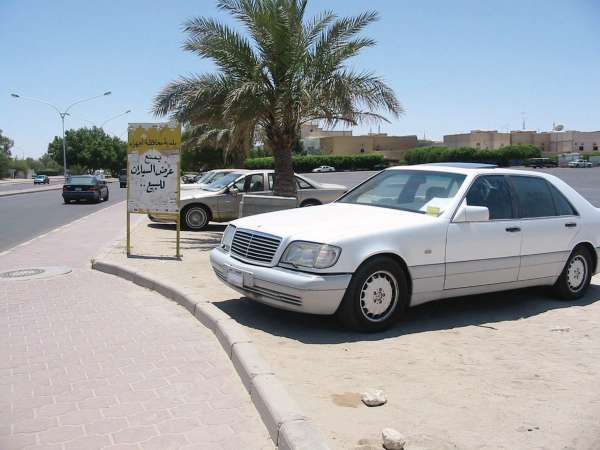 «بيع السيارات في الساحات» ظاهرة «مقيتة» تتحدى قوانين الدولة