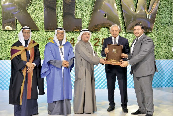 درع تكريمية تقديرا لدعم الدولي للخريجين