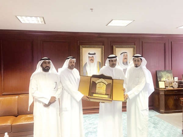 فليطح يتسلم درعا تذكارية منالهملان ﻿