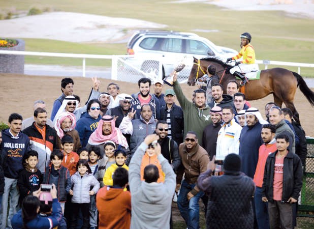 فرحة جمهور اسطبل النشاما بفوز بطل المضمار المقرب ﻿