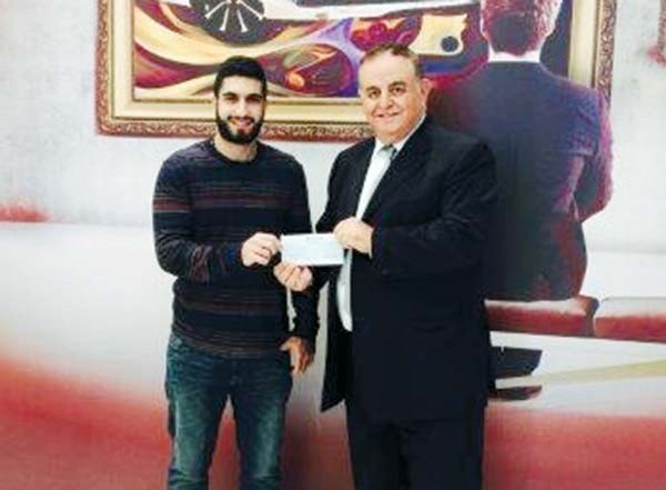 عماد ملاعب يقدم جائزة المركز الاول للطالب بسام صالح