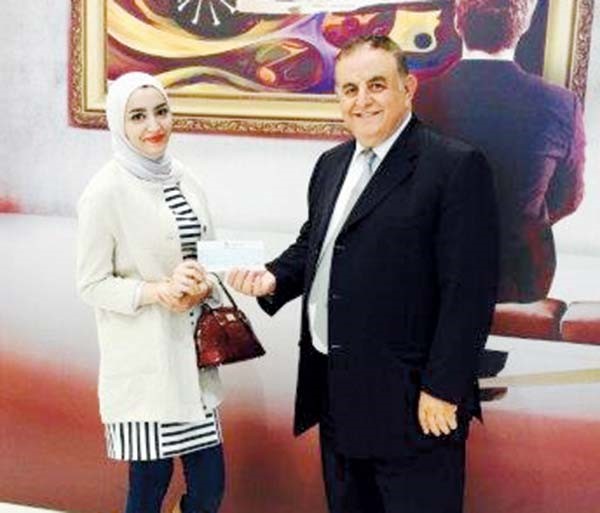ومقدما جائزة المركز الثاني للطالبة علياء جمال