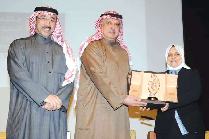 ماجد العجيل يسلم درعا تذكارية للوزيرة هند الصبيح ويبدو حمد الحساوي محمد خلوصي 