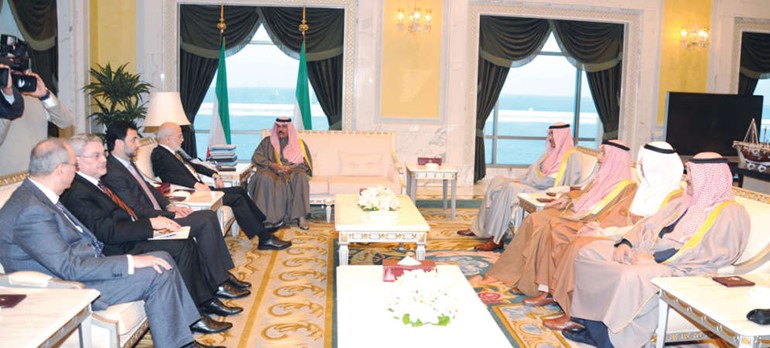سمو نائب الامير وولي العهد الشيخ نواف الاحمد مستقبلا الشيخ صباح الخالد ودابراهيم الجعفري والوفد المرافق