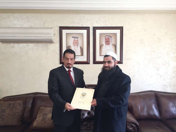 السفير دحمد الدعيج يسلم التبرعات لمدير دائرة المشاريع والايتام اشرف سلهب 