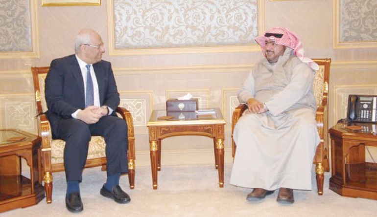 الشيخ ثامر العلي خلال لقائه السفير المصري ياسر عاطف