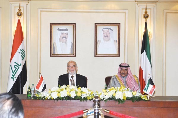 الشيخ صباح الخالد وابراهيم الجعفري خلال المؤتمر الصحافي امسقاسم باشا