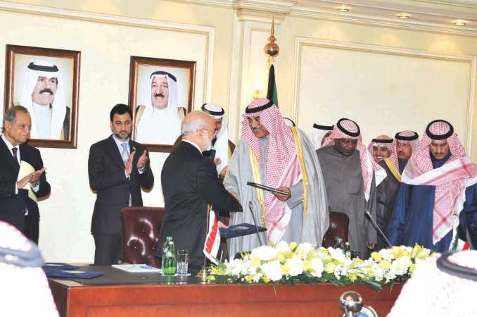الشيخ صباح الخالد وابراهيم الجعفري خلال توقيع احدى الاتفاقيات قاسم باشا