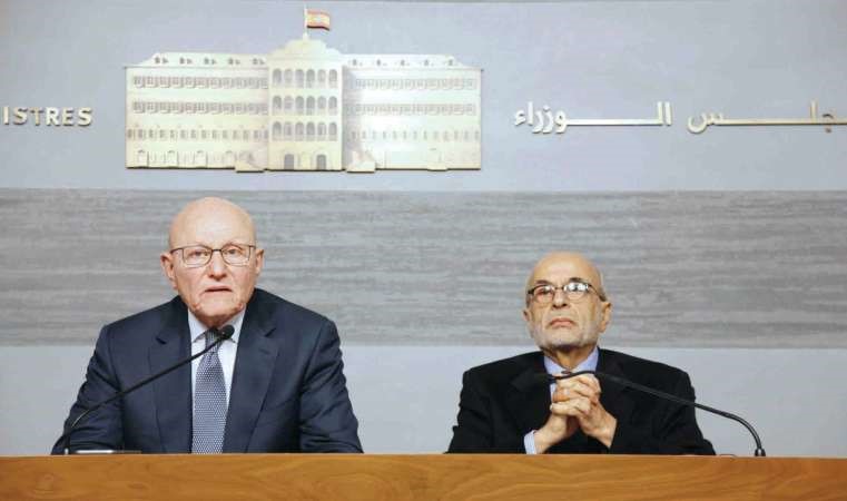 رئيس مجلس الوزراء تمام سلام ووزير الزاعة اكرم شهيب يعلنان عن خطة ترحيل النفايات بعد الانتهاء من جلسة محلس الوزراء في السرايامحمود الطويل