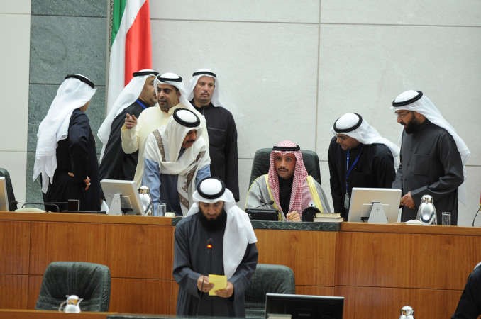 رئيس مجلس الامة مرزوق الغانم محاطا بالنواب حمد الهرشاني وراكان النصف وعبدالله التميمي ودعلي العمير على المنصة﻿