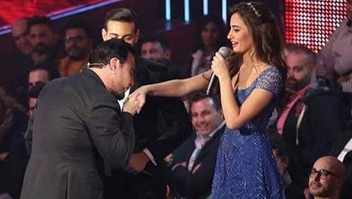 بالصور.. عاصي الحلاني يتغزل في إيميه صياح ويقبل يدها