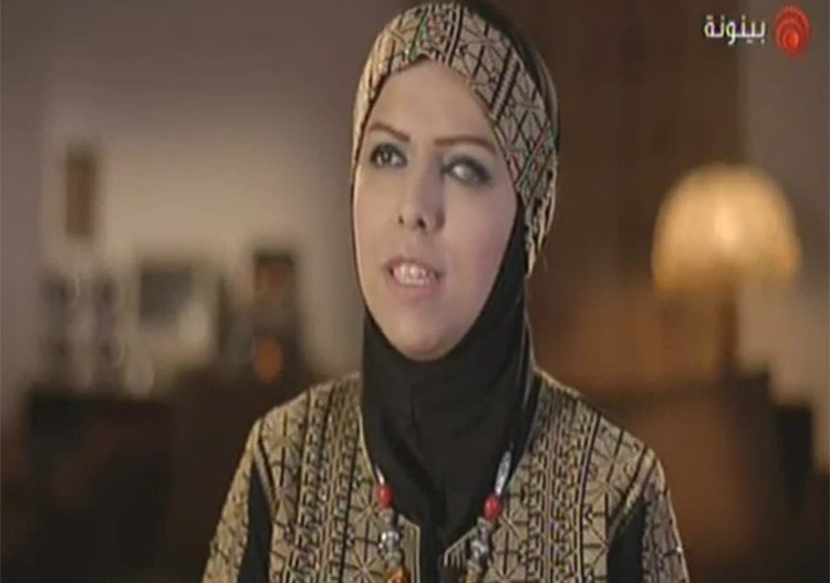 بالفيديو.. شاعرة أردنية تبكي بحرقة اثناء القاء  قصيدة "خطأ طبي" افقدها بصرها أمام لجنة شاعر المليون