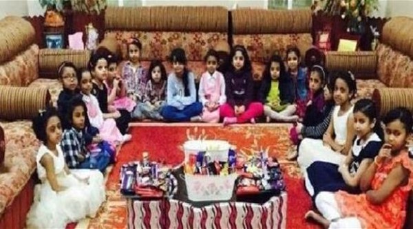 خلال الحفل البسيط الذي نظمته المعلمة لطلابها في منزلها
