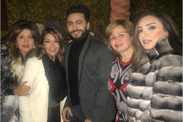 بالصور.. سميرة سعيد تستجم مع شقيقها وابنها في الجونة