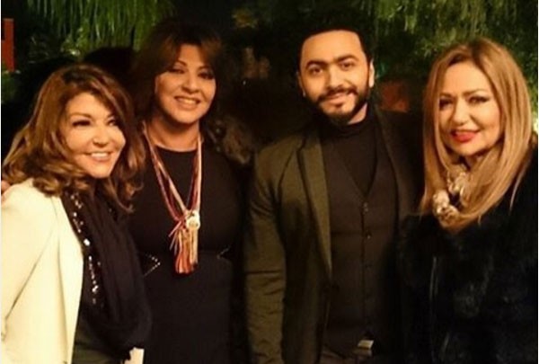 بالصور.. سميرة سعيد تستجم مع شقيقها وابنها في الجونة