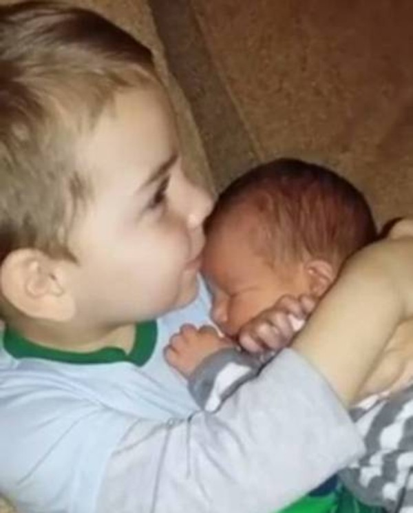 بالفيديو.. 61 مليون مشاهدة لطفل يحتضن شقيقه
